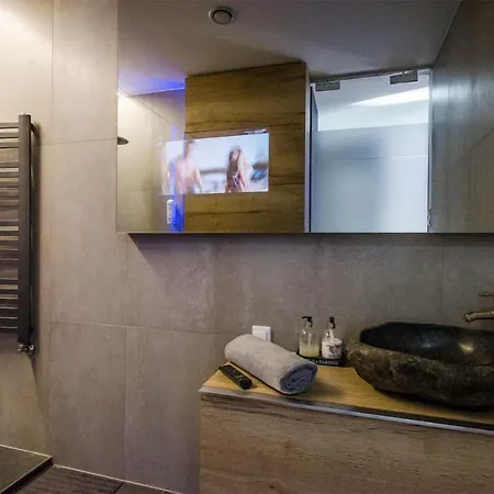 Lupoapartments Z Jacuzzi Pole Dance Leczycka 29 Klimatyzacja Parking Dostep Na Kod Apartment Lodz